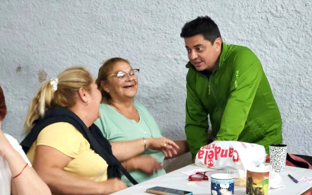 El intendente Fabricio Díaz conversa con tejedoras.