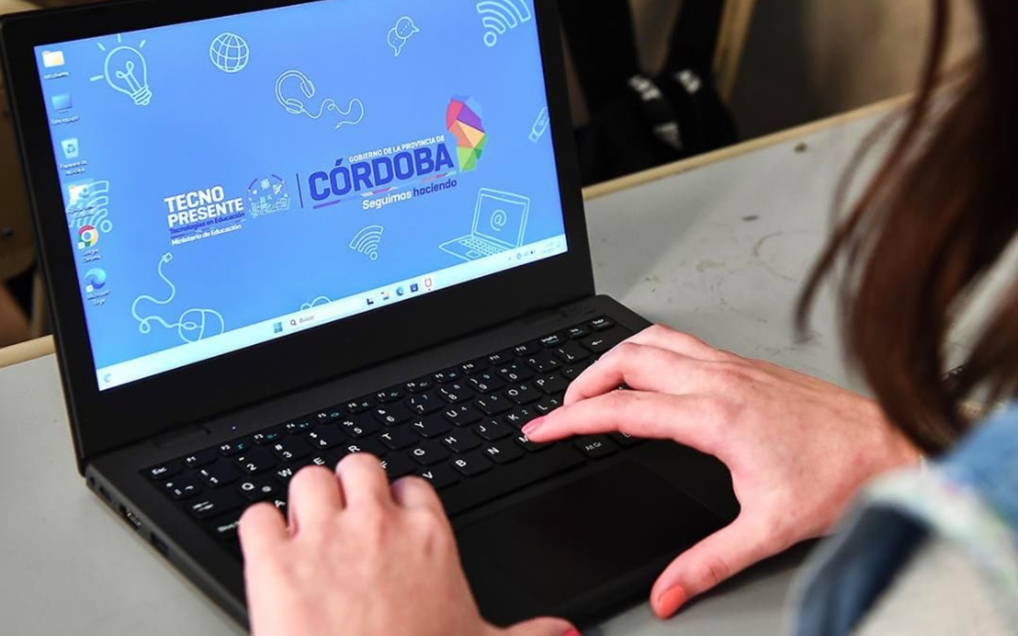 Córdoba entregó kits de robótica a 414 escuelas